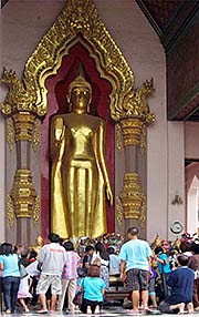 'Worshipping at Wat Pathat Chedi' by Asienreisender